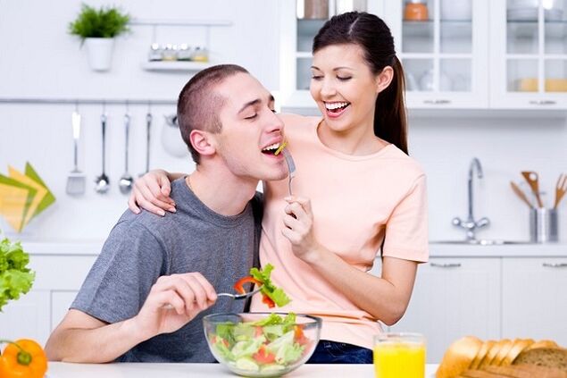 fata îl hrănește pe om cu salată de vitamine pentru potență
